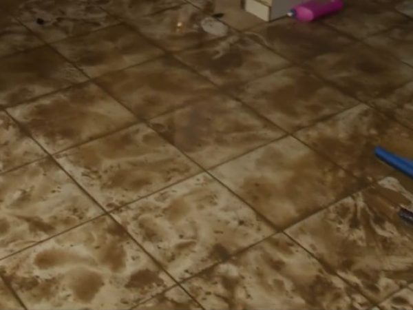 Rastros da chuva na casa da funcionária pública, em Santa Rita — Foto: Reprodução/TV Cabo Branco