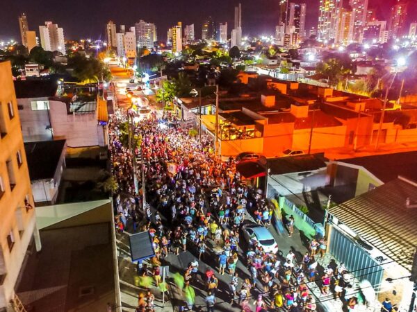 Desfile de bloco pelas ruas de Ponta Negra, em Natal. — Foto: Canindé Soares / Divulgação / Neoenergia Cosern