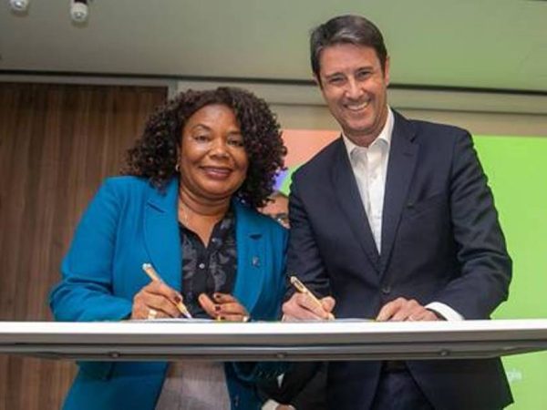 Ministra da Cultura, Margareth Menezes, e o CEO da Neoenergia, Eduardo Capelastegui, celebram o lançamento do Programa Rouanet no Interior. — Foto: Iracema Chequer / Divulgação / Neoenergia Cosern