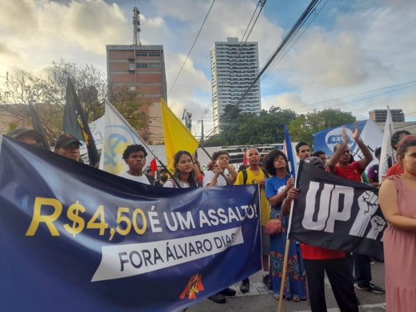 Estudantes protestam contra aumento do preço da passagem de ônibus em Natal — Foto: Vanessa Camilo / InterTV Cabugi