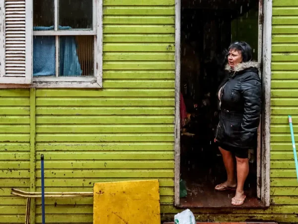 Porto Alegre (RS), 23/05/2024 – CHUVAS/ RS - ENCHENTES - Volta a chover forte em Porto Alegre e a moradora do bairro Menino Deus, Gislaine Fernandes Barbosa, teme que sua casa volte a inundar. 
Foto: Rafa Neddermeyer/Agência Brasil