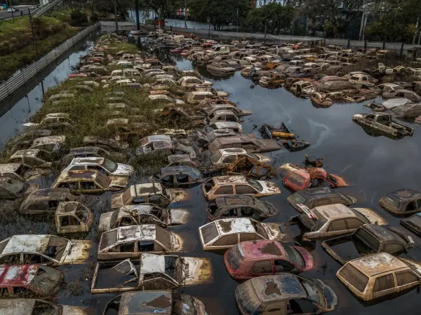 Porto Alegre (RS), 25/05/2024 - Pátio de veículos próximo a PRF totalmente alagado.
Foto: Rafa Neddermeyer/Agência Brasil