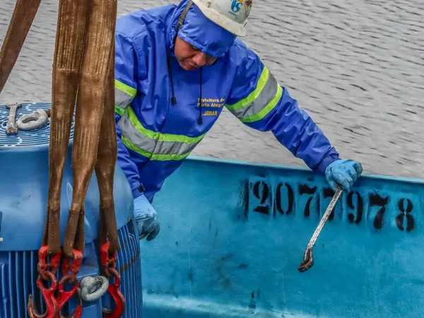 Porto Alegre (RS), 25/05/2024 - Funcionários da Sabesp e DMAE fazem manutenção e instalação das bombas para retirada do excesso de água na cidade de Porto Alegre.
Foto: Rafa Neddermeyer/Agência Brasil