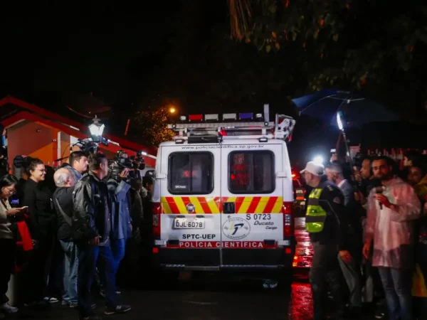 Vinhedo (SP) 09/08/2024 - Movimentação próximo ao local do acidente que envolveu o avião da Voepass Linhas Aéreas acaba de divulgar à imprensa a lista contendo os nomes dos passageiros que estavam no voo 2283, operado pela aeronave ATR-72, de Cascavel (PR) à Guarulhos (SP), que caiu no início da tarde desta sexta-feira (9). A morte de 57 passageiros e de 4 tripulantes foi confirmada. A informação corrige o número de 58 passageiros divulgado anteriormente.
A Voepass está prestando informações às famílias pelo número 0800 9419712.
Passageiros do voo 2283: 
Foto: Paulo Pinto/Agência Brasil