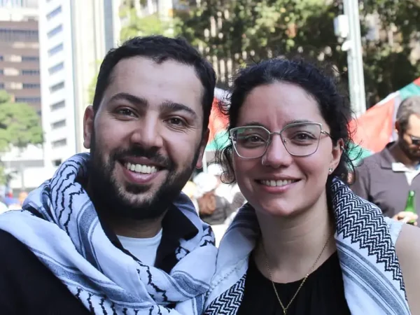 Brasília (DF)- 04/04/ /2025  -Rafat e a esposa, Bruna Khuriyeh, que o conheceu em protestos pró-palestina e agora divide com ele as tarefas da loja que ele abriu. Foto: arquivo pessoal