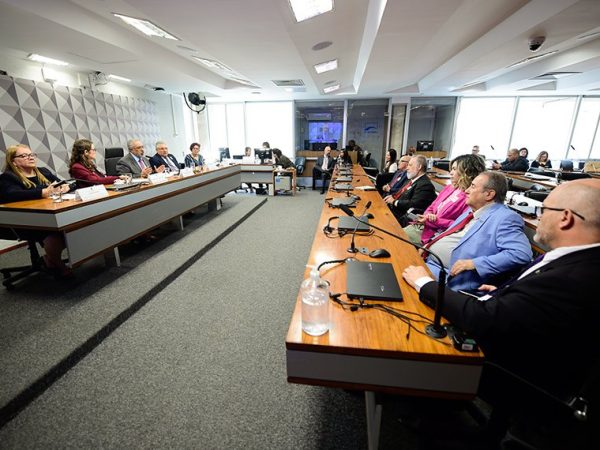 Convidados à bancada.