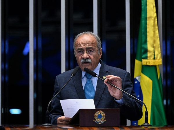 À tribuna,  em discurso, senador Chico Rodrigues (PSB-RR).