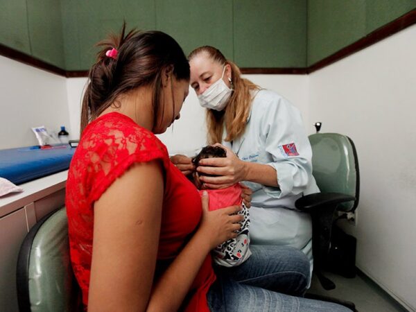 Criança com microcefalia, examinada durante epidemia de Zika; provocada pelo mosquito aedes aegypti, doença pode causar sequelas graves Amanda Oliveira/GOVBA