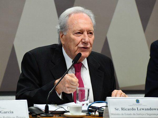 Em pronunciamento, à bancada, ministro de Estado da Justiça e Segurança Pública, Ricardo Lewandowski.