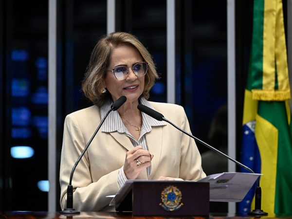 Em discurso,  à tribunaa, senadora Damares Alves (Republicanos-DF).