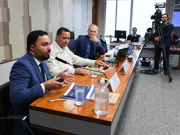 Mesa: 
coordenador de Meio Ambiente da Organização das Cooperativas Brasileiras (Sistema OCB), Alex Macedo;
presidente da União Nacional das Cooperativas de Agricultura Familiar e Economia Solidária (Associação Unicafes), Aparecido Souza;
presidente da CMA, senador Fabiano Contarato (PT-ES).