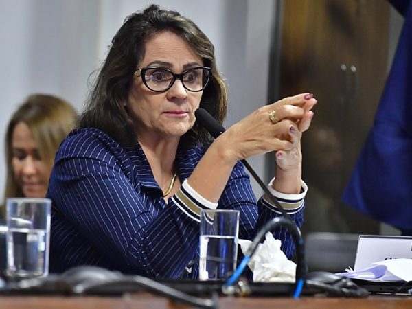 Em pronunciamento, à bancada, senadora Damares Alves (Republicanos-DF).