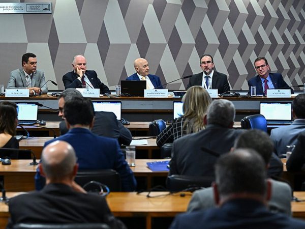 Mesa: 
presidente do Comitê Nacional de Secretários de Fazenda, Finanças, Receita ou Tributação dos Estados e Distrito Federal (Comsefaz), Flávio César;
presidente da Confederação Nacional de Municípios (CNM), Paulo Ziulkoski;
presidente eventual da CCJ, senador Confúcio Moura (MDB-RO); 
secretário extraordinário da Reforma Tributária do Ministério da Fazenda, Bernard Appy, em pronunciamento;
presidente da Frente Nacional de Prefeitas e Prefeitos (FNP), Eduardo Paes.