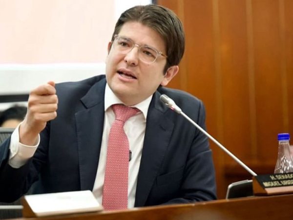 No dia 7 de junho, Uribe participava de um comício em Bogotá, capital do país, quando foi atingido por três tiros. Levado em estado grave a um hospital, Uribe faleceu depois de pouco mais de dois meses internado. Ele era neto do ex-presidente colombiano Julio Turbay (1978-1982). A polícia ainda investiga se o atentado teve motivação política. Até agora, seis pessoas foram presas, incluindo um suposto mandante.