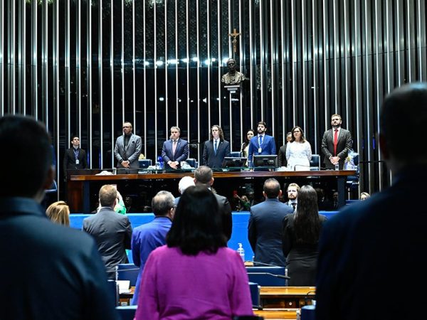 Convidados à bancada.