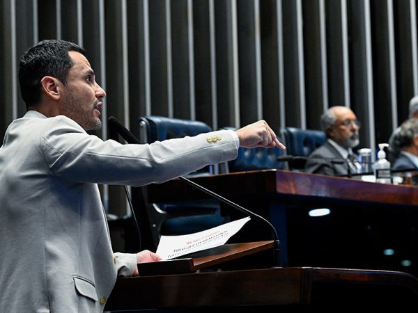 imagem_materia Senador Cleitinho (Republicanos-MG) em discurso à tribuna.