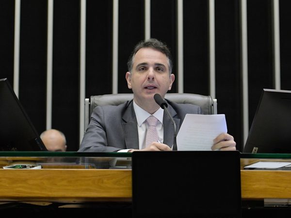 À mesa, presidente do Senado Federal, senador Rodrigo Pacheco (PSD-MG), conduz sessão.