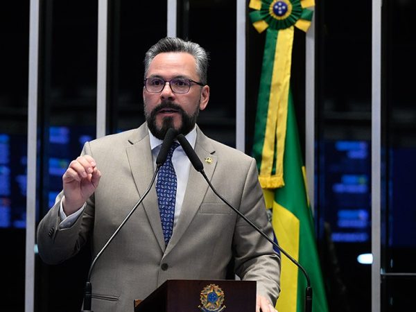 Em discurso, à tribuna,  senador Alan Rick (Republicanos-AC).