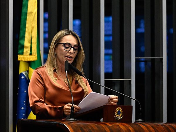 imagem_materia Em discurso, à tribuna, senadora Roberta Acioly (Republicano-RR).
