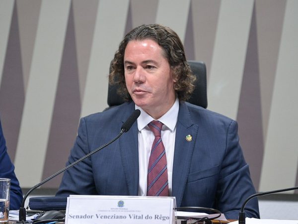 Mesa: 
presidente eventual da CI, senador Veneziano Vital do Rêgo (MDB-PB).