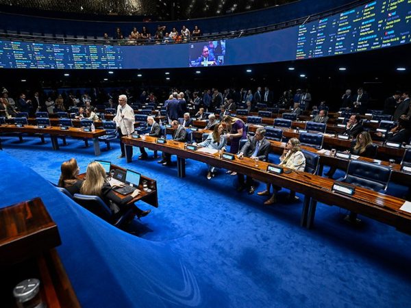 Em pronunciamento, à bancada, senador Sérgio Petecão (PSD-AC).