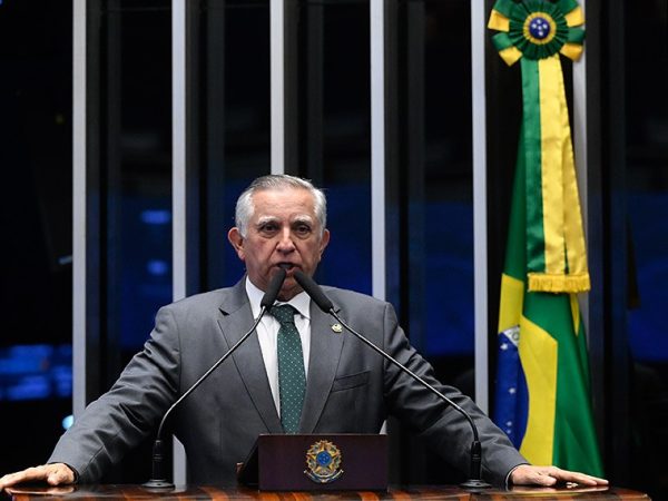 Senador Izalci Lucas (PL-DF) em discurso à tribuna.