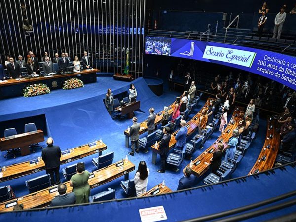 imagem_materia Mesa:
coordenador da Biblioteca do Senado Federal, Osmar Carmo Arouck Ferreira;
coordenador-geral da Secretaria de Gestão da Informação e Documentação do Senado Federal (Sgidoc), Maciel Rodrigues Pereira;
diretora-geral do Senado Federal, Ilana Trombka;
presidente e requerente desta sessão, senador Izalci Lucas (PL-DF);
secretário desta sessão;
diretora da Secretaria de Gestão da Informação e Documentação do Senado Federal (Sgidoc), Daliane Aparecida Silverio de Sousa;
coordenador de Arquivo do Senado Federal, Diogo Vieira Guerra.