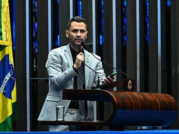 À tribuna, em discurso, senador Cleitinho (Republicanos-MG).