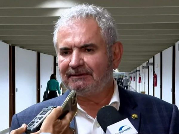 O senador Angelo Coronel, relator do Orçamento, concede entrevista após se reunir com representantes do governo Reprodução TV Senado