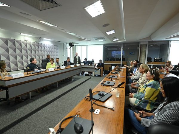 Mesa: 
coordenadora de Gestão e Análise do Departamento de Emprego do Ministério do Trabalho, Jessevanda Galvino;
presidente da Comissão dos Direitos dos Autistas da Polícia Rodoviária Federal (PRF), Fernando Cotta; 
presidente da CDH, senadora Damares Alves (Republicanos-DF), conduz audiência; 
autista, neuropsicopedagogo, neuropsicanalista, especialista no desenvolvimento de pessoas com deficiência intelectual, ex subsecretário municipal de acessibilidade, fundador da Convergência Global, Omar Heart;
representante da empresa Major Tom Tecnologia – empresa organizadora de iniciativas voltadas à promoção da empregabilidade e das relações profissionais saudáveis para jovens e adultos autistas, Thomas Strauss.