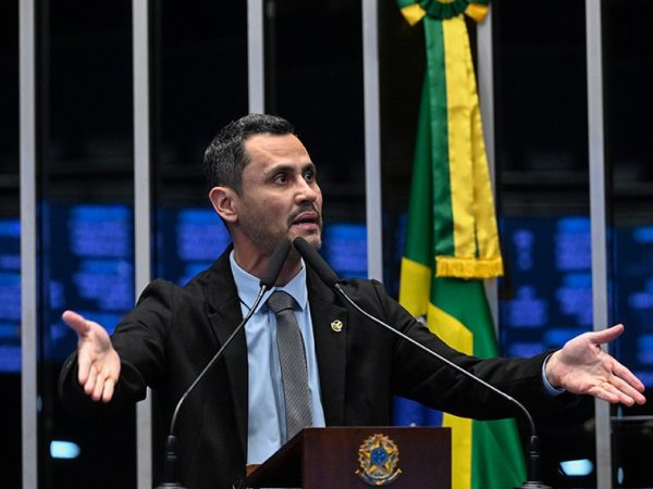 À tribuna, em discurso, senador Cleitinho (Republicanos-MG).