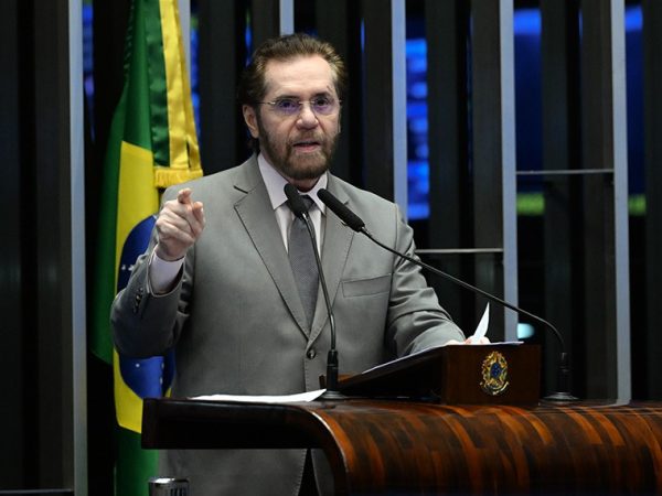 À tribuna, em discurso, senador Plínio Valério (PSDB-AM).
