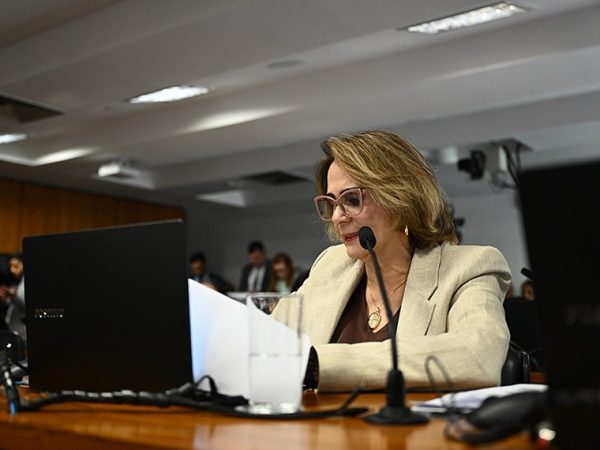 À bancada, em pronunciamento, senadora Damares Alves (Republicanos-DF).