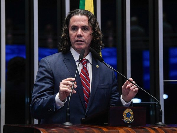 À tribuna, em discurso, senador Veneziano Vital do Rêgo (MDB-PB).