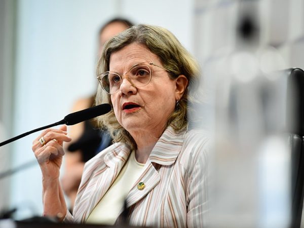 Mesa: 
presidente da CE, senadora Teresa Leitão (PT-PE).