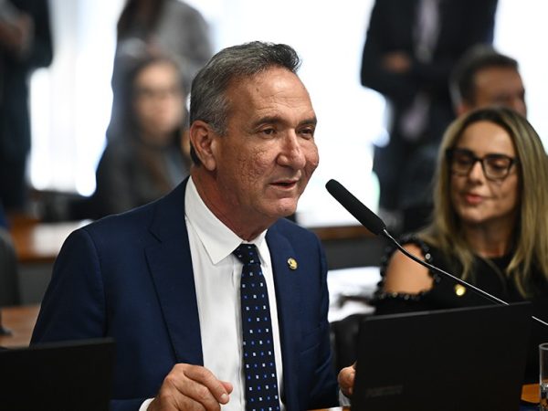 Em pronunciamento, à bancada, senador Lucas Barreto (PSD-AP).