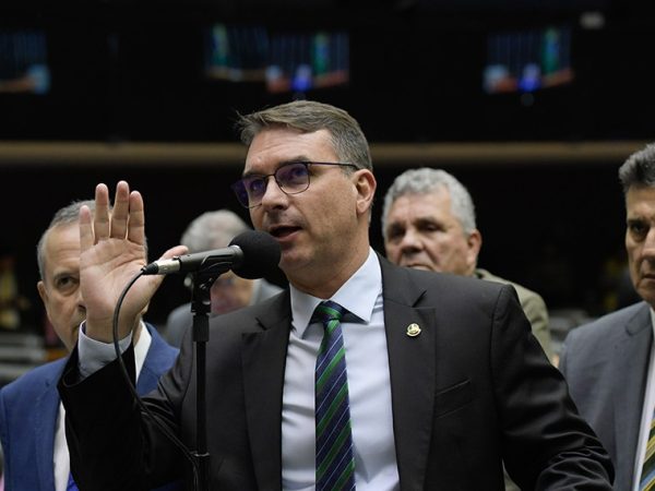 Em pronunciamento, à bancada, senador Flávio Bolsonaro (PL-RJ).