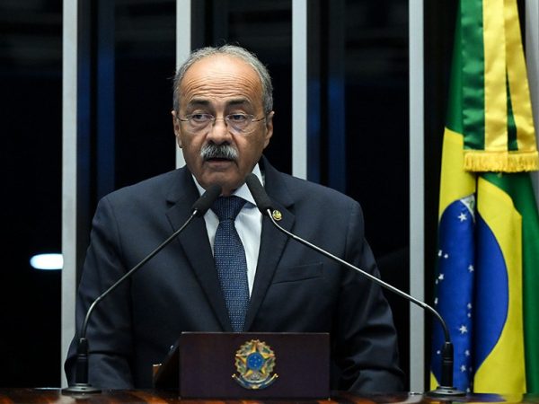 À tribuna, em discurso, senador Chico Rodrigues (PSB-RR).
