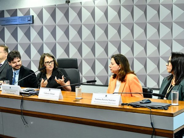 Mesa: 
procurador Regional da República da Procuradoria Regional da República da 1ª Região, Cláudio Drewes José de Siqueira;
defensor Público Federal Eduardo Nunes Queiroz;
presidente da CDH, senadora Damares Alves (Republicanos-DF); 
diretora-executiva do Hospital da Criança de Brasília José Alencar, Valdenize Tiziani;
presidente do Instituto DNA Saúde, Santusa Pereira Santana.