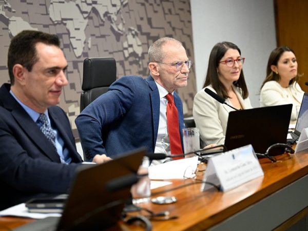Mesa: 
indicado para o cargo de diretor da Agência Nacional de Águas e Saneamento Básico (ANA), Leonardo Góes Silva (MSF 97/2024);
presidente da CMA, senador Fabiano Contarato (PT-ES); 
indicada para o cargo de diretora da Agência Nacional de Águas e Saneamento Básico (ANA),
Cristiane Collet Battiston (MSF 96/2024);
indicada para o cargo de diretora da Agência Nacional de Águas e Saneamento Básico (ANA), Larissa Oliveira Rêgo (MSF 95/2024).