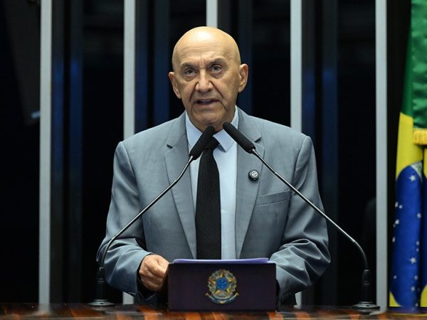 Em discurso, à tribuna, senador Confúcio Moura (MDB-RO).