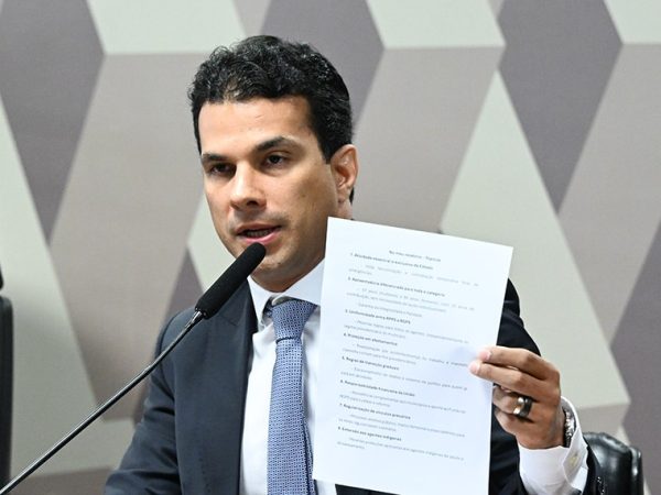 Em pronunciamento, à mesa, senador Irajá (PSD-TO),