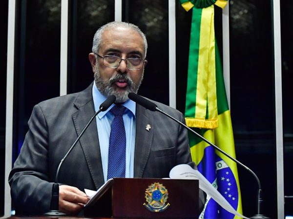 Em discurso, à tribuna, senador Paulo Paim (PT-RS).