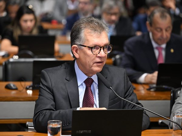 Em pronunciamento, à bancada, senador Laércio Oliveira (PP-SE).