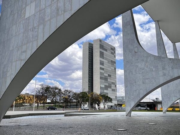 Sede das duas Casas do Poder Legislativo e um dos mais famosos cartões postais do Brasil, o Palácio do Congresso Nacional é composto por duas cúpulas e duas torres de 28 andares, que abrigam a Câmara dos Deputados e o Senado Federal.