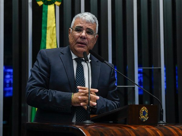 Em discurso, à tribuna, senador Eduardo Girão (Novo-CE).