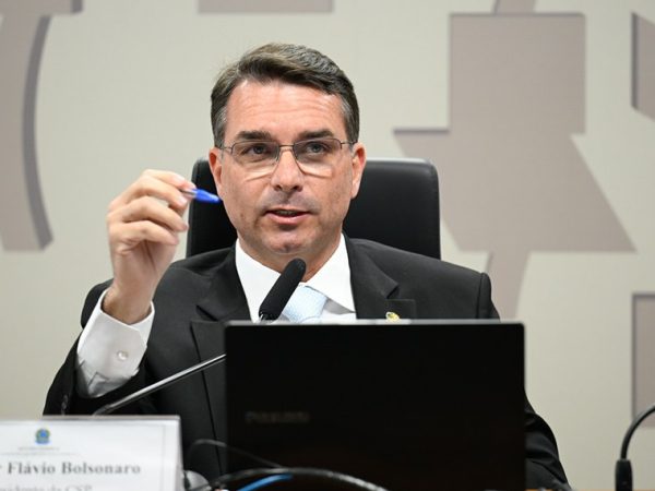 Mesa: 
presidente da CSP, senador Flávio Bolsonaro (PL-RJ) - em pronunciamento.