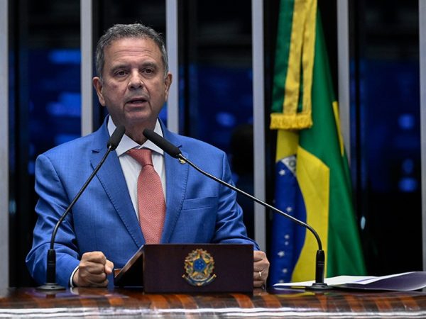 À tribuna, em discurso, senador Rogerio Marinho (PL-RN).
