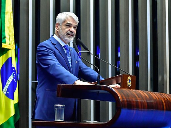 2º vice-presidente do Senado Federal, senador Humberto Costa (PT-PE) em discurso à tribuna.
