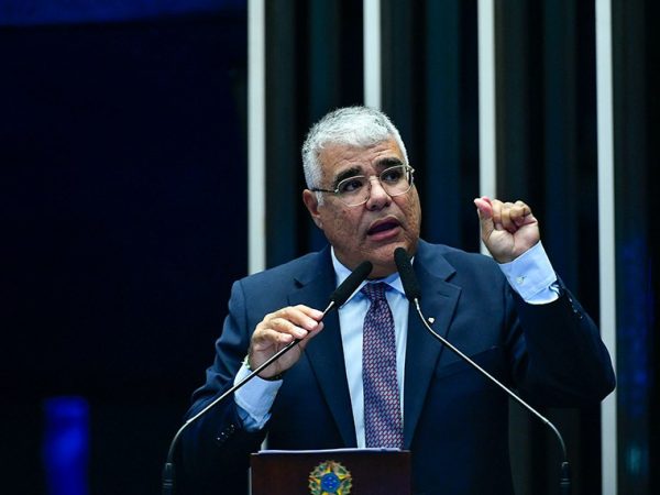 Senador Eduardo Girão (Novo-CE) em discurso à tribuna.